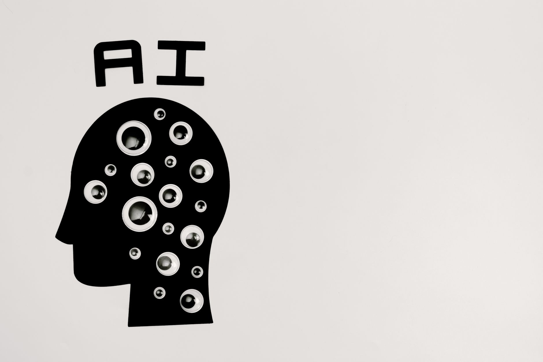 What Is AI and How Does It Help With Reviews? (Photo: Tara Winstead / Pexels)