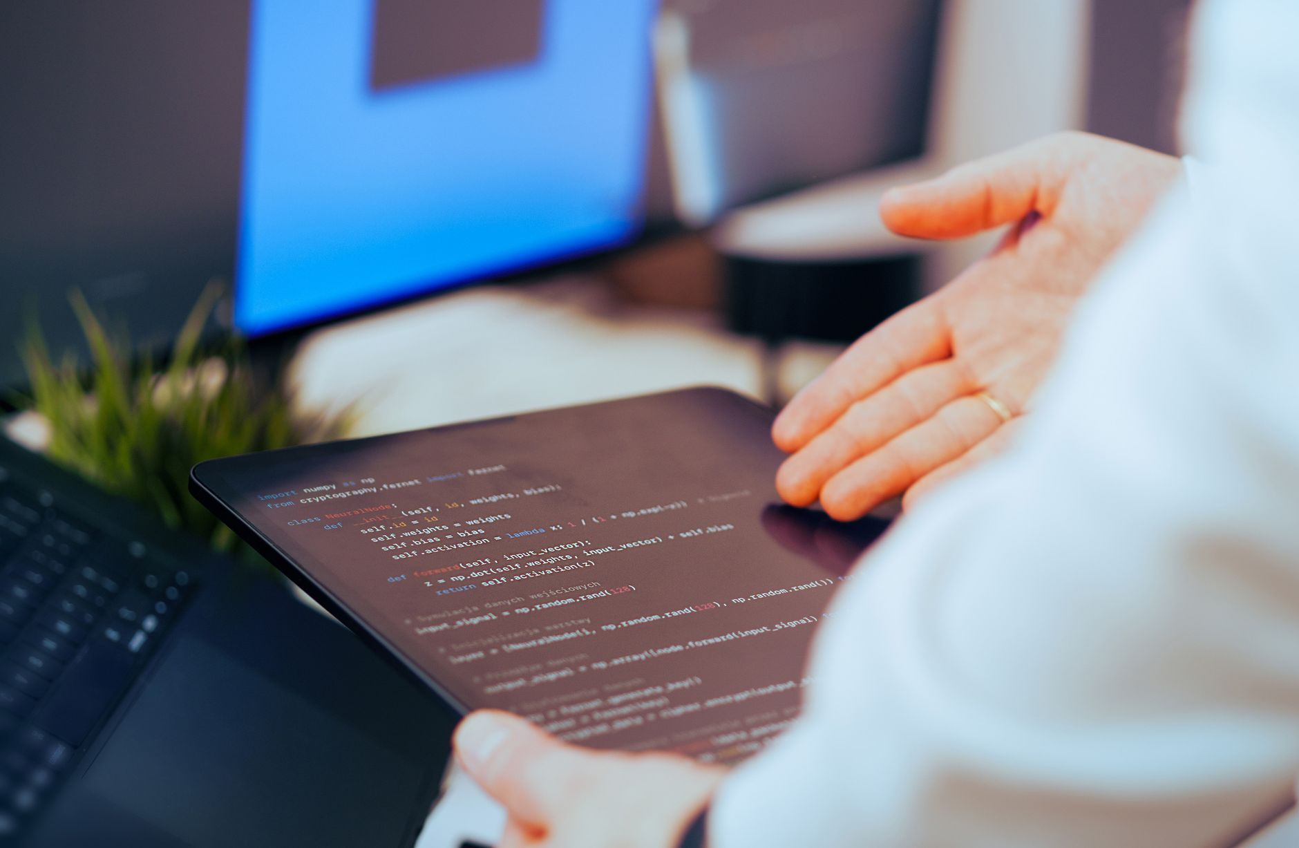 How to Use AI to Find New Customers: A Step-by-Step Approach (Photo: Jakub Zerdzicki / Pexels)
